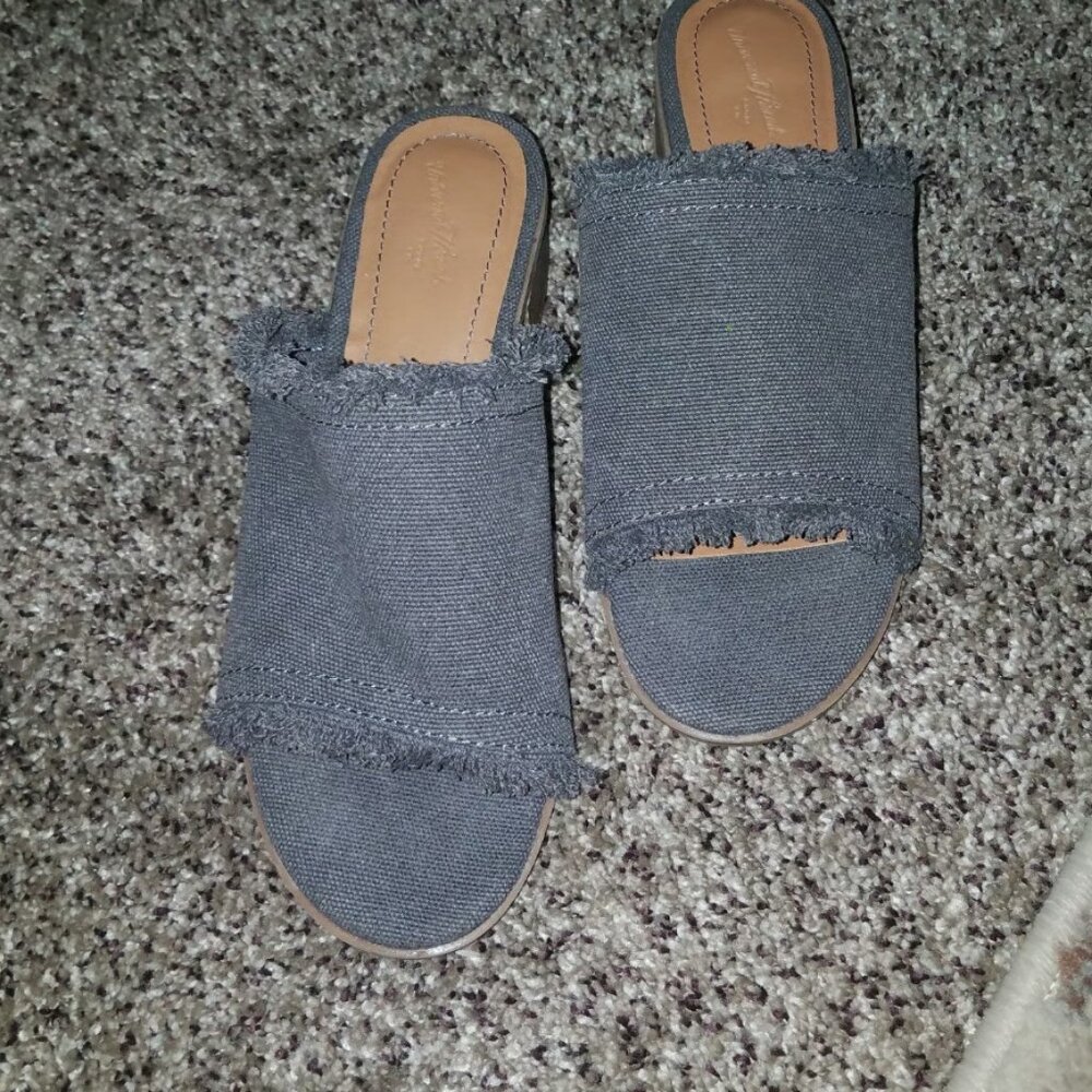 Slides by Universal Thread Goods CO.